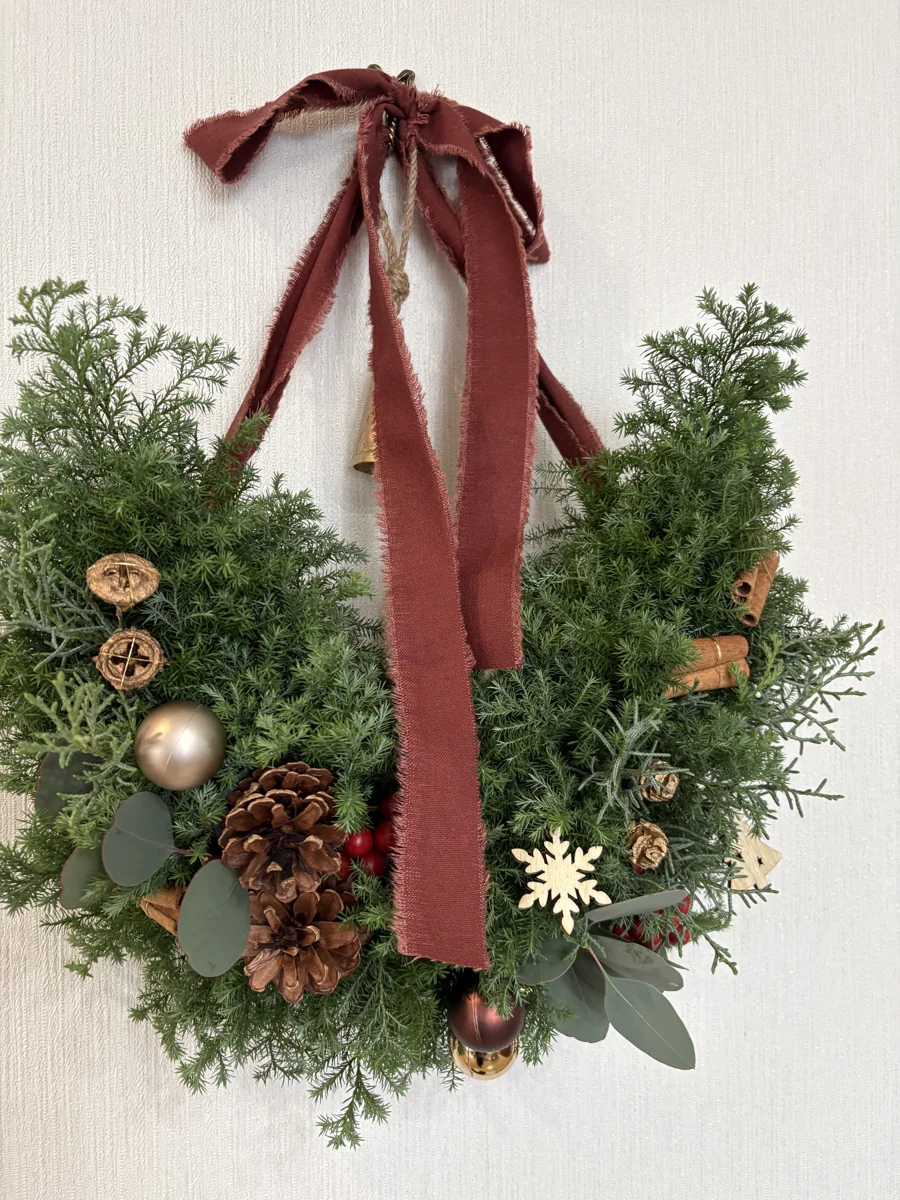 赤いリボンを結んだ、グリーンのクリスマスリース